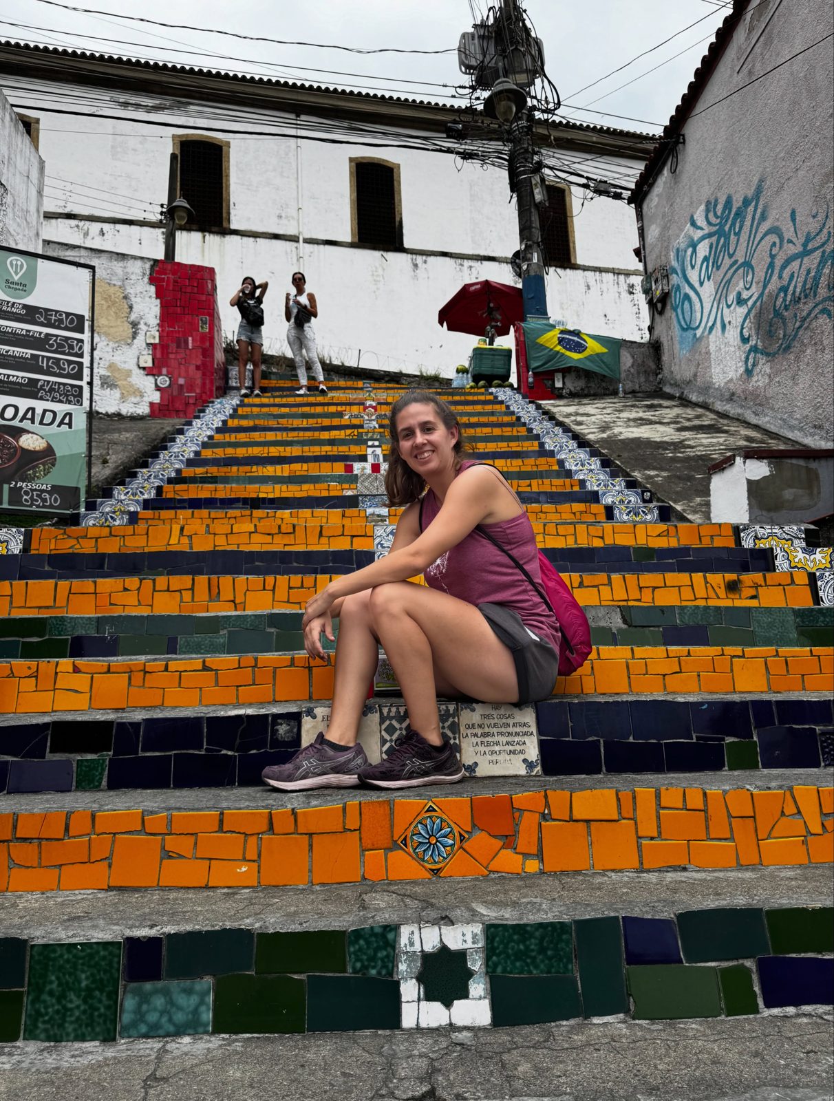 Mirjam auf der bunten Escadaria Selarón in Rio